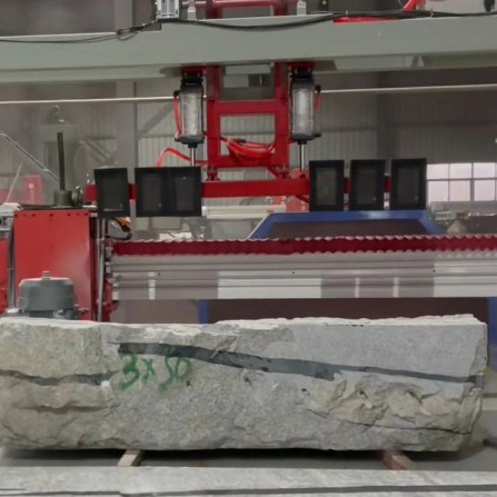 Machine voor het snijden en lossen van steenblokken